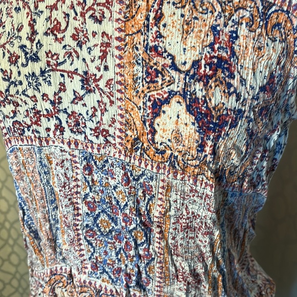 Womens patterned sleeveless top with button on back. Elodie Size M - Picture 2 of 9